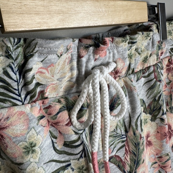 MyStyle Women's Spring Floral Brushed Fleece Casual Pull-On Shorts Gray 1X - Picture 4 of 15